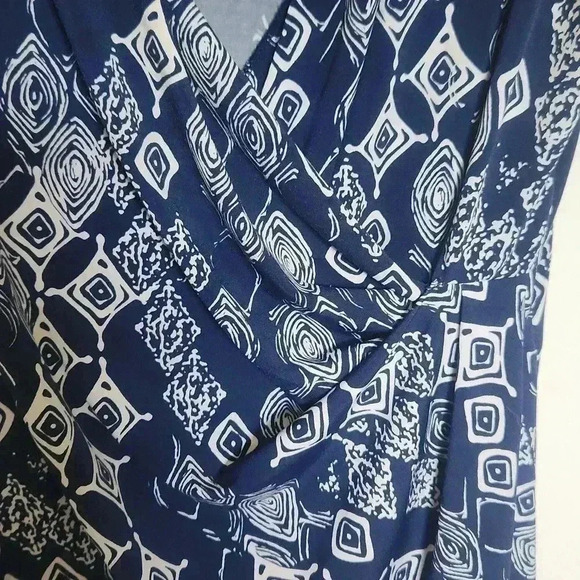 Peter Nygard Women's Stretchy Short Sleeve  Blouse - Size M/L - Picture 4 of 8